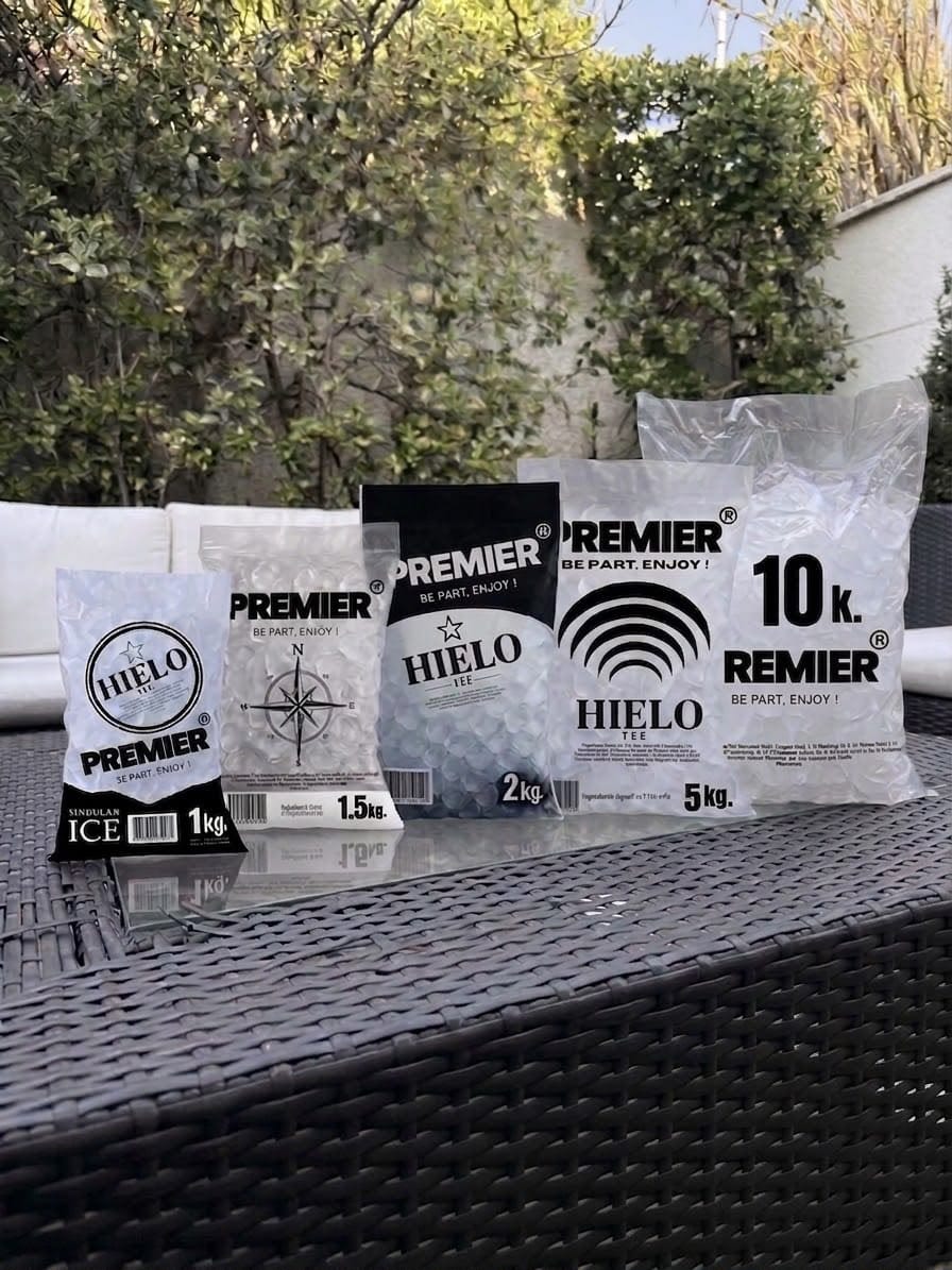 Bolsas de hielo Premier de 1, 1,5, 2, 5 y 10 kilos sobre una mesa de terraza